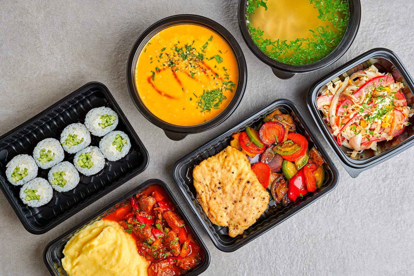 Hur påverkar utformningen av matbrickor av PET-plast deras förmåga att bevara matvarornas kvalitet och färskhet?