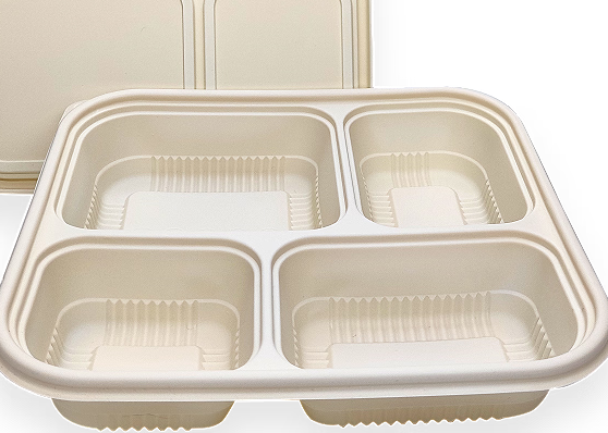 Hur är en matbricka av plast jämfört med en matbricka av trä när det gäller fläckbeständighet?